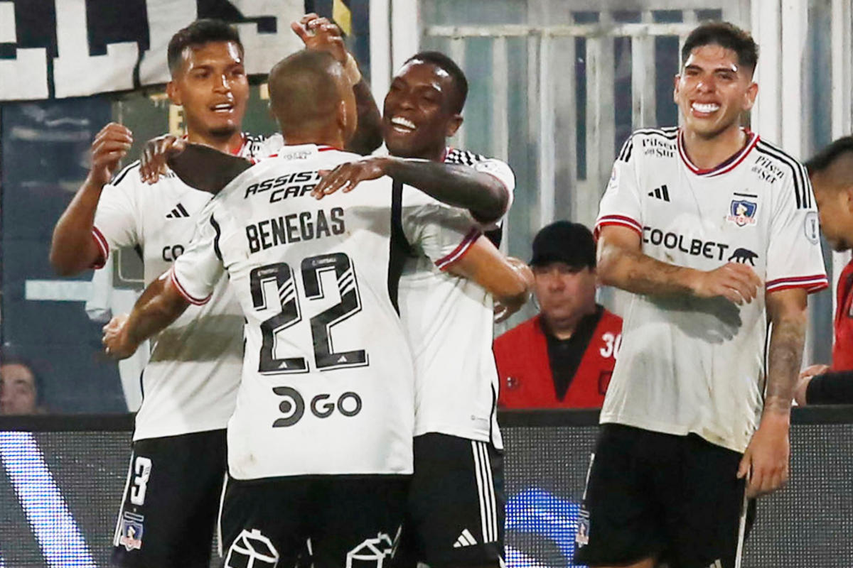 Jugadores de Colo-Colo abrazan a Leandro Benegas tras anotar el 3-1 definitivo ante Huachipato por la segunda rueda del Campeonato Nacional 2023.