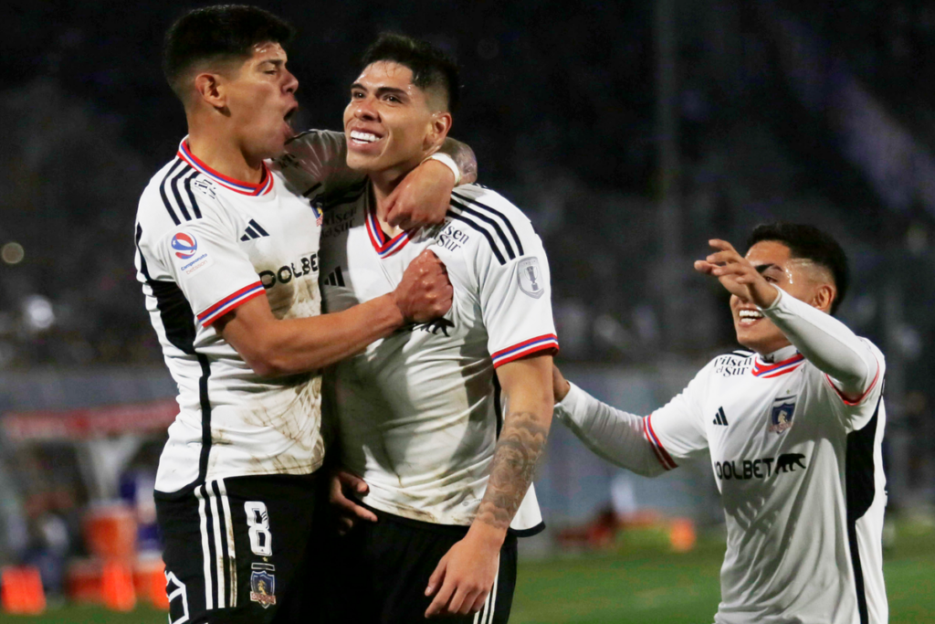 Esteban Pavez y Jordhy Thompson abrazan a Carlos Palacios tras anotar en la victoria 3-1 de Colo-Colo sobre Huachipato.