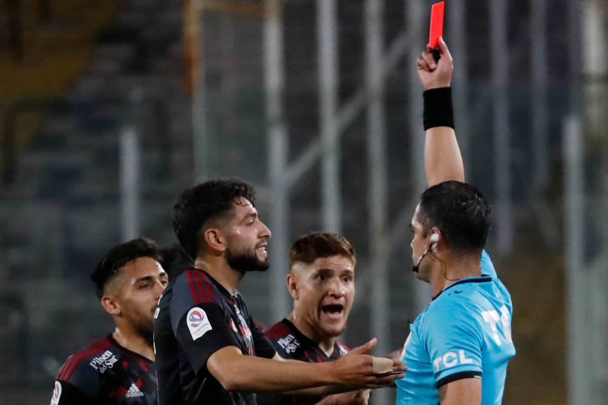 Jeyson Rojas en el momento preciso en el que es expulsado del duelo ante Palestino por la Copa Chile 2023.