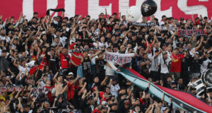 Hinchas de Colo-Colo alientan al primer equipo en el sector Arica del Estadio Monumental.