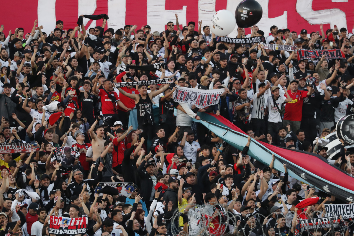 Hinchas de Colo-Colo alientan al primer equipo en el sector Arica del Estadio Monumental.