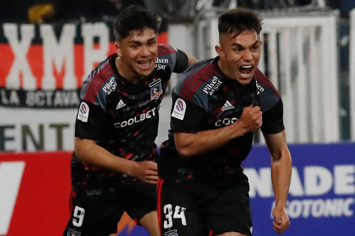 Vicente Pizarro celebrando eufórico el 1-0 de Colo-Colo ante Palestino junto a Damián Pizarro.