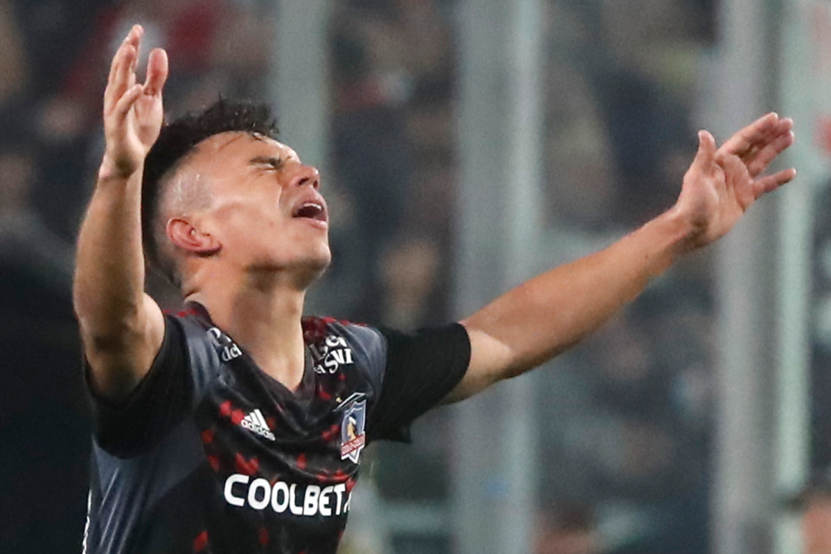 Vicente Pizarro bastante emocionado y con las manos en el cielo tras anotar su primer gol en el fútbol profesional con la camiseta de Colo-Colo.