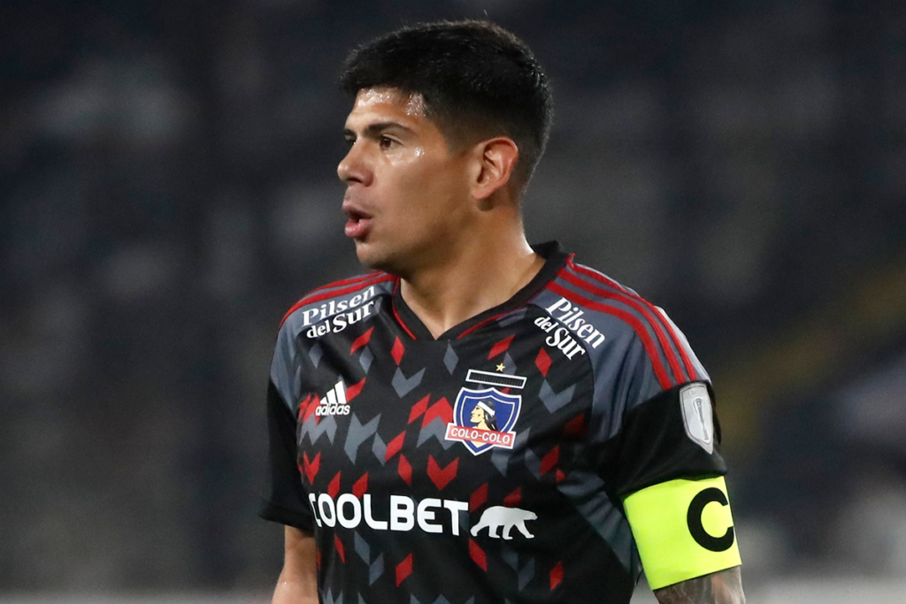 Esteban Pavez con la mirada fija mientras defiende la camiseta de Colo-Colo.