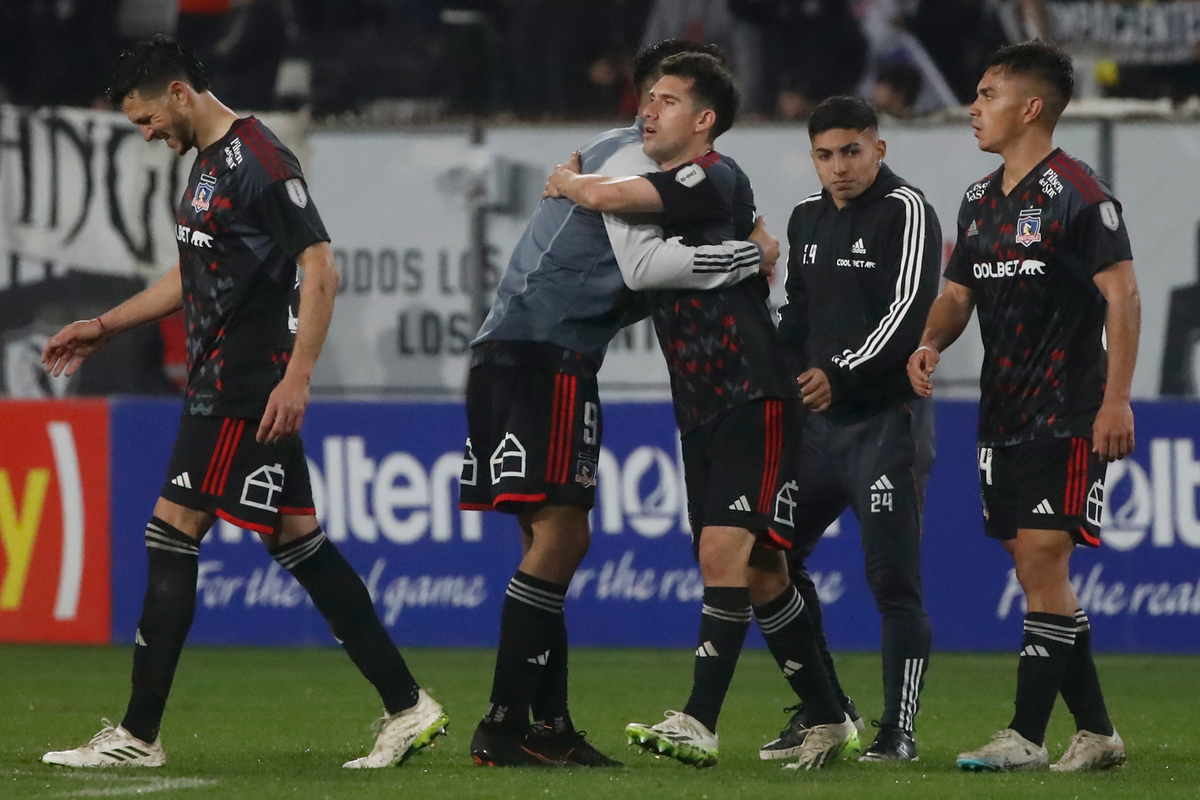 Jugadores de Colo-Colo se despiden y abrazan tras la victoria 1-0 sobre Palestino por la Copa Chile 2023.