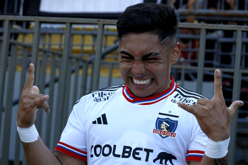 Primer plano de Jordhy Thompson con la camiseta de Colo-Colo