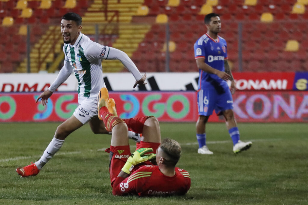 Jugador de O´higgins celebrando su gol contra la Universidad de Chile.