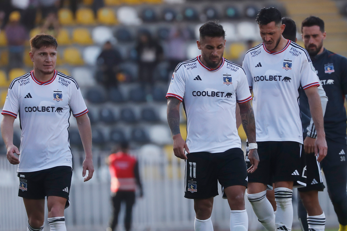 Futbolistas de Colo-Colo se retiran cabizbajos del Estadio Francisco Sánchez Rumoroso tras empatar 2-2 ante Coquimbo Unido por el Campeonato Nacional 2023.