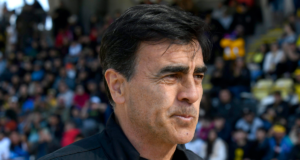 Gustavo Quinteros con cara de preocupación tras el empate 2-2 entre Colo-Colo y Coquimbo Unido.