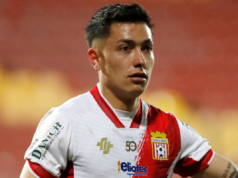 Cristián Zavala con cara de preocupación mientras defiende los colores de Curicó Unido.