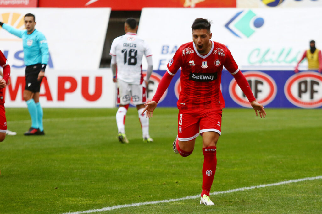 Williams Alarcón celebrando su gol frente a Ñublense, en el último partido de la fecha 21.