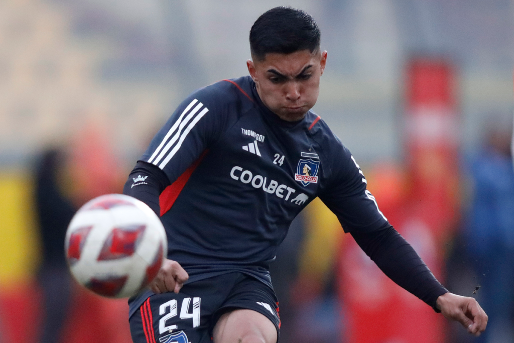 Jordhy Thompson impactando un balón en medio del calentamiento de Colo-Colo antes de enfrentar a la UC por la Copa Chile 2023.