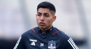 Jordhy Thompson mira al horizonte en medio de los calentamientos físicos antes del partido entre Colo-Colo y Universidad Católica por la Copa Chile 2023.