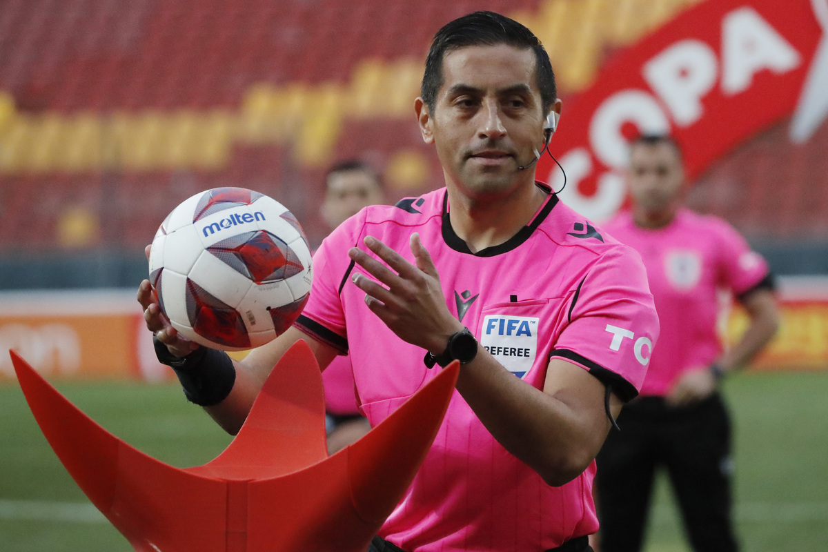 Francisco Gilabert tomando el balón antes de comenzar el encuentro entre Colo-Colo y Universidad Católica por la Copa Chile 2023.