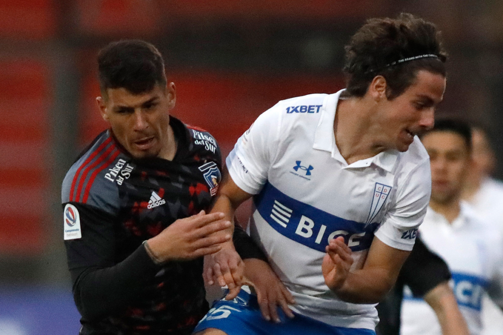 Alan Saldivia y Clemente Montes disputando un balón en el marco de la final de la Copa Chile 2023 entre Colo-Colo y Universidad Católica por la zona centro norte.