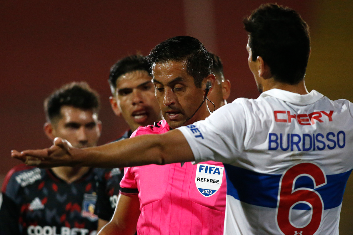 Francisco Gilabert es encarado por jugadores de Colo-Colo y la UC tras su cuestionado cometido en la final de la zona centro norte de la Copa Chile 2023.