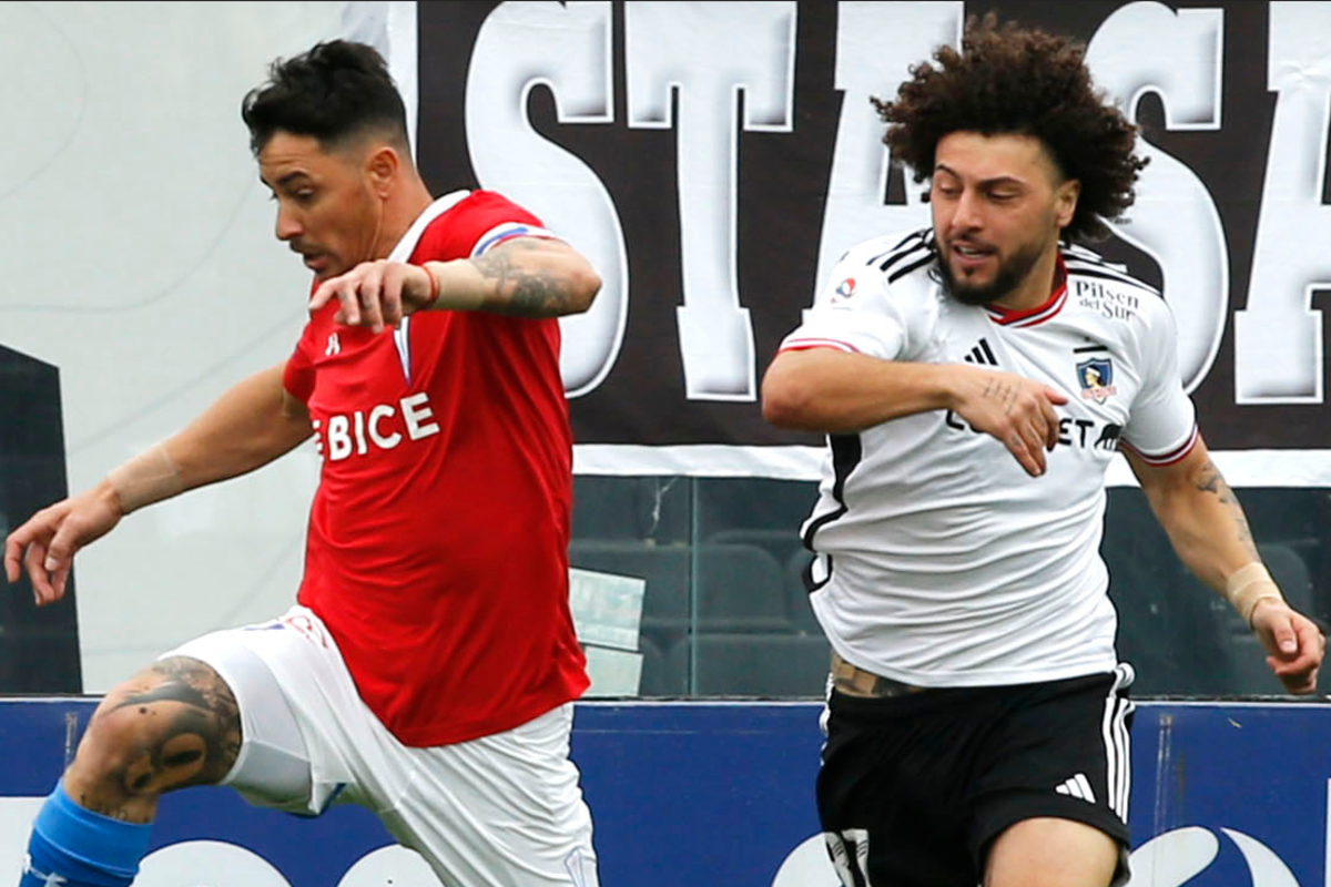 Fernando Zampedri y Maximiliano Falcón disputando un balón durante el triunfo 1-0 de Colo-Colo sobre Universidad Católica por la Copa Chile 2023.