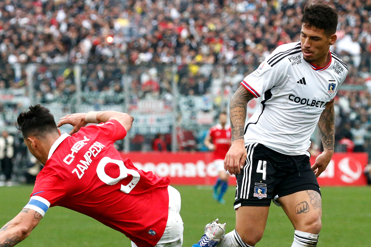 Alan Saldivia disputando un duelo con Fernando Zampedri en la victoria 1-0 de Colo-Colo sobre la UC por la Copa Chile 2023.