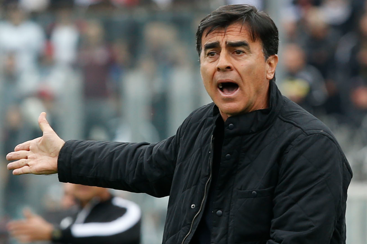 Gustavo Quinteros reclama en pleno partido de Colo-Colo en el Estadio Monumental.