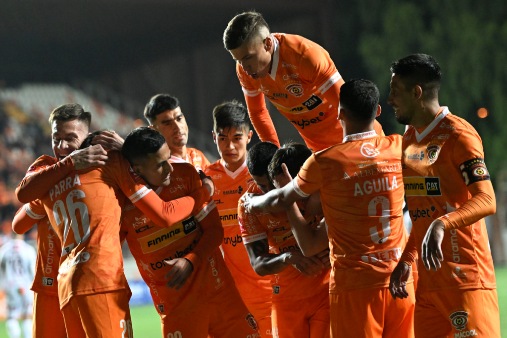 Jugadores de Cobreloa celebran tras vencer a Cobresal en la Copa Chile 2023.