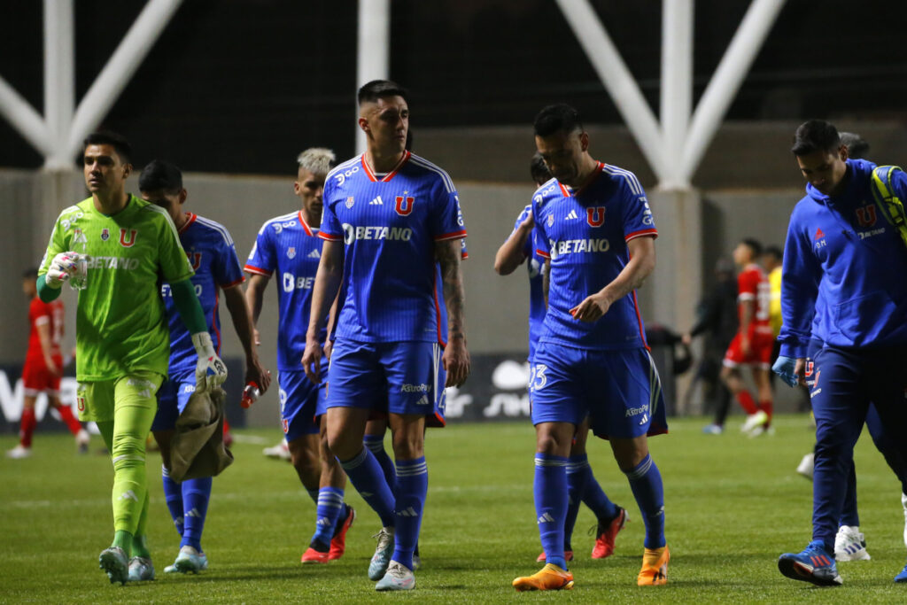 Jugadores de la Universidad de Chile abandonando el terreno de juego, tras el partido frente a Unión la Calera.