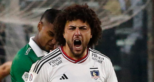Maximiliano Falcón grita eufórico en medio del amistoso de Colo-Colo ante Deportivo Cali en el Estadio Monumental.