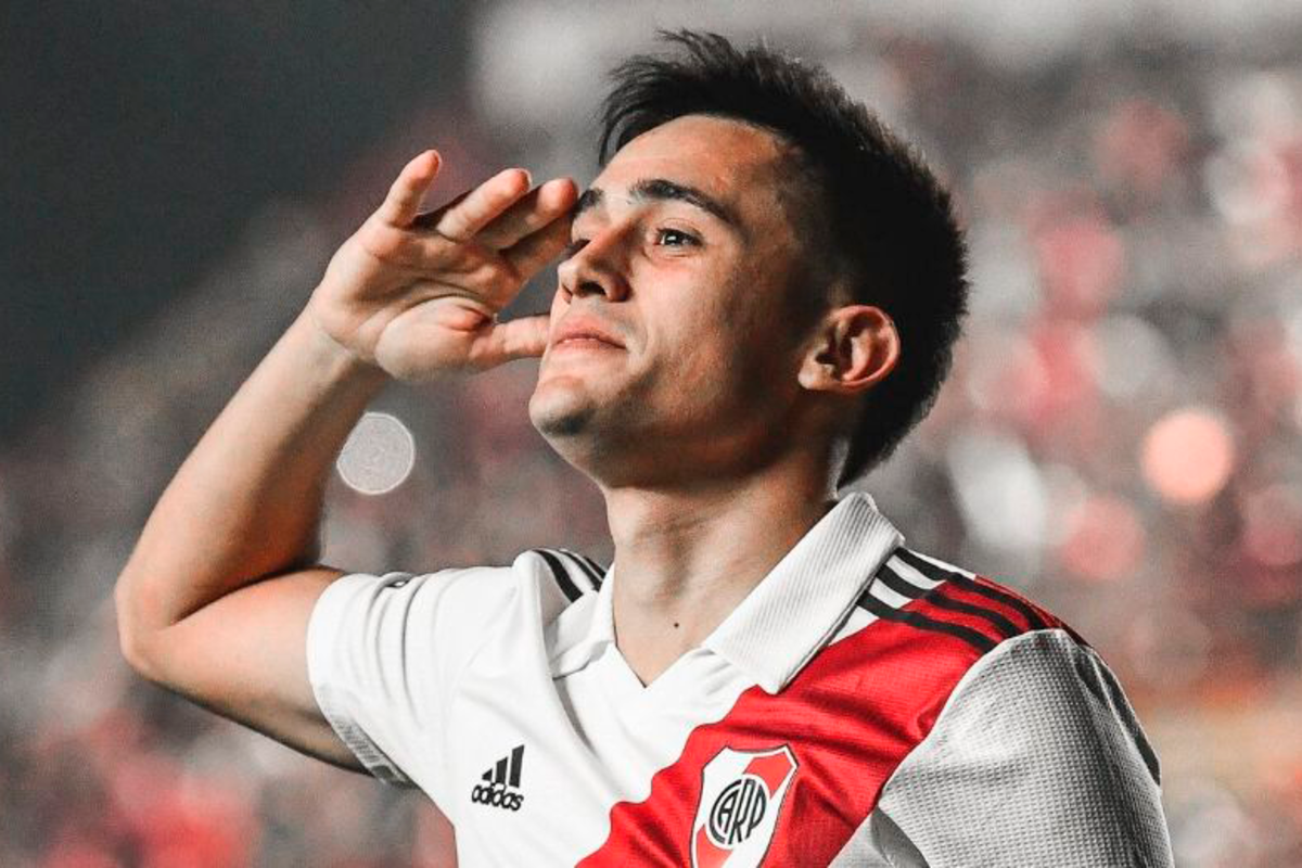 Pablo Solari celebrando con la mano en la cabeza un gol con la camiseta de River Plate.