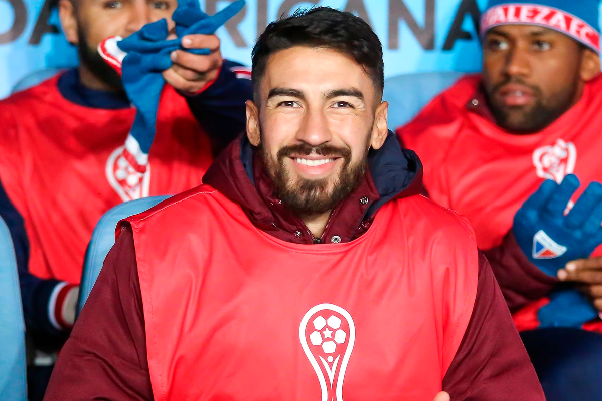 Juan Martín Lucero sonriendo desde la banca de suplentes en medio de la visita de Fortaleza a Palestino por la Copa Sudamericana 2023.