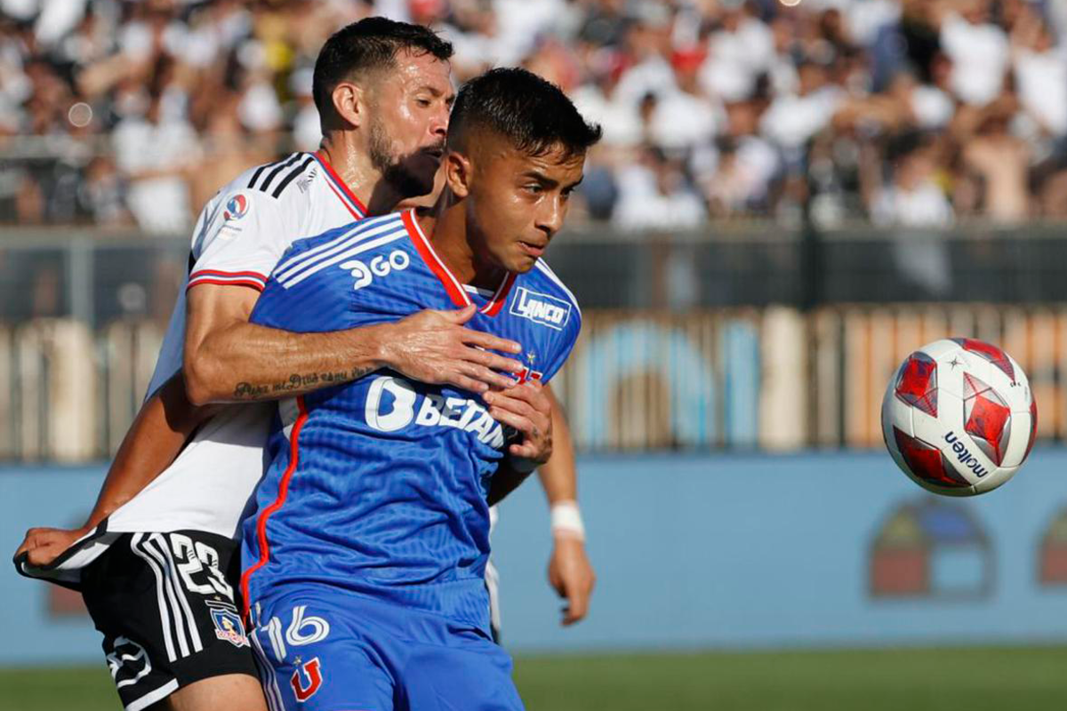 Ramiro González y Nicolas Guerra disputan un balón en el empate 0-0 de Colo-Colo ante Universidad de Chile en el primer Superclásico del 2023 entre ambas escuadras.