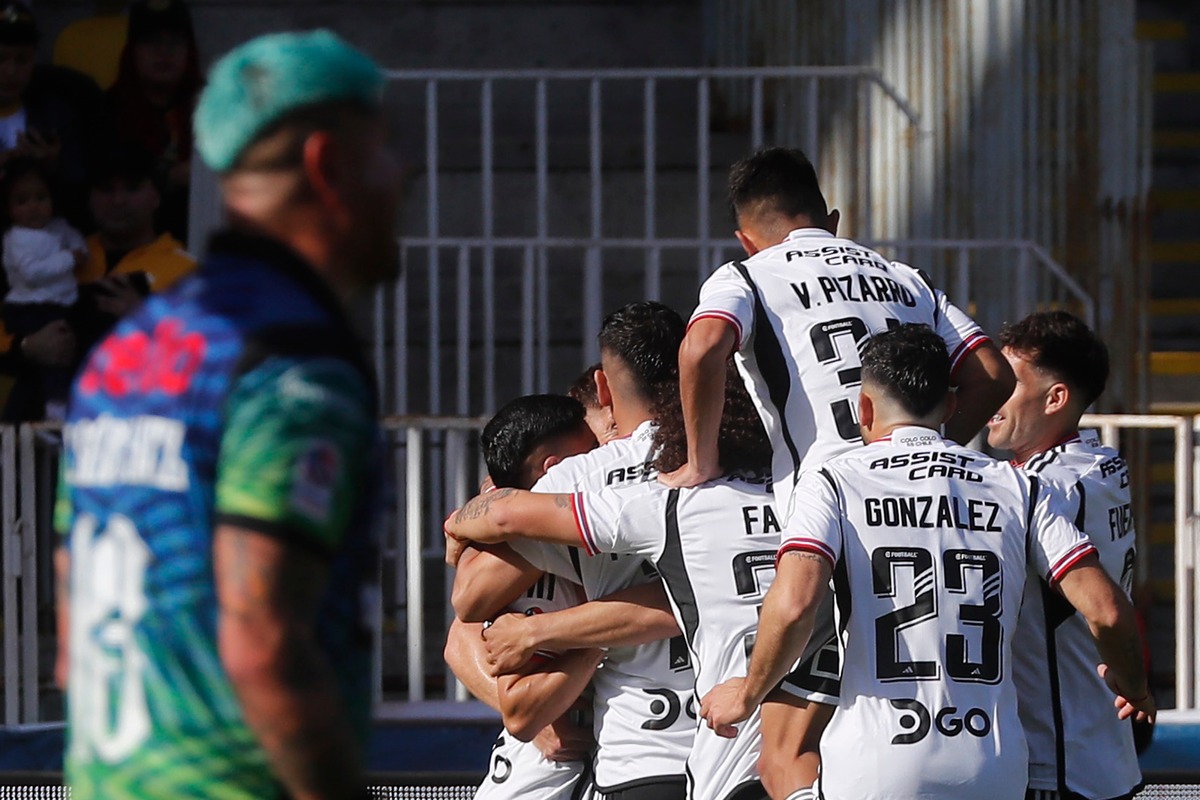 Jugadores de Colo-Colo celebrando un gol.