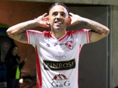 Jorge Luna celebrando con las manos en sus orejas un gol con la camiseta de Deportes Copiapó.
