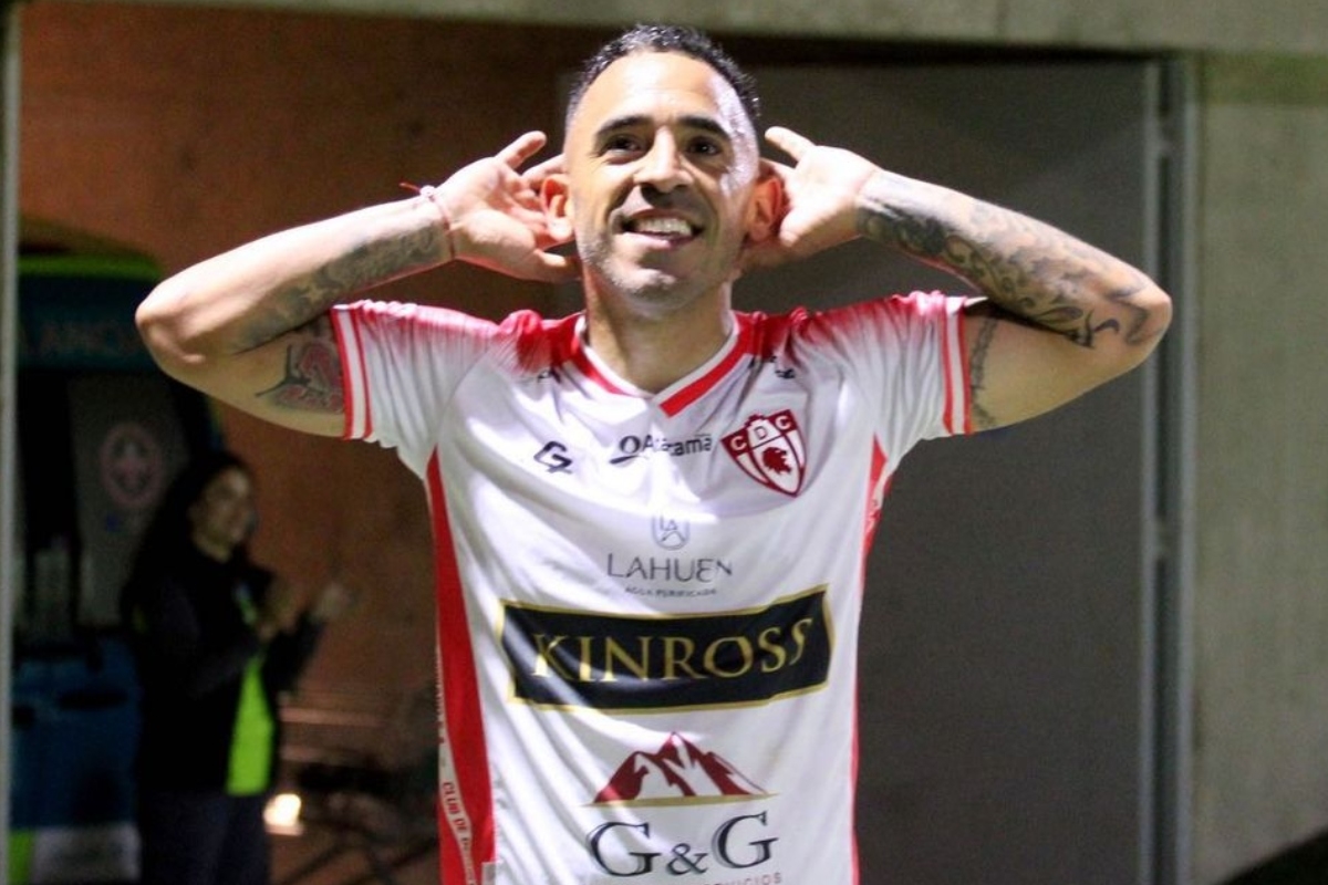 Jorge Luna celebrando con las manos en sus orejas un gol con la camiseta de Deportes Copiapó.