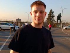 Bruno Barticciotto posa ante las cámaras en su llegada al Estadio Monumental para presencial el duelo entre Colo-Colo y Palestino por la Copa Chile 2023.