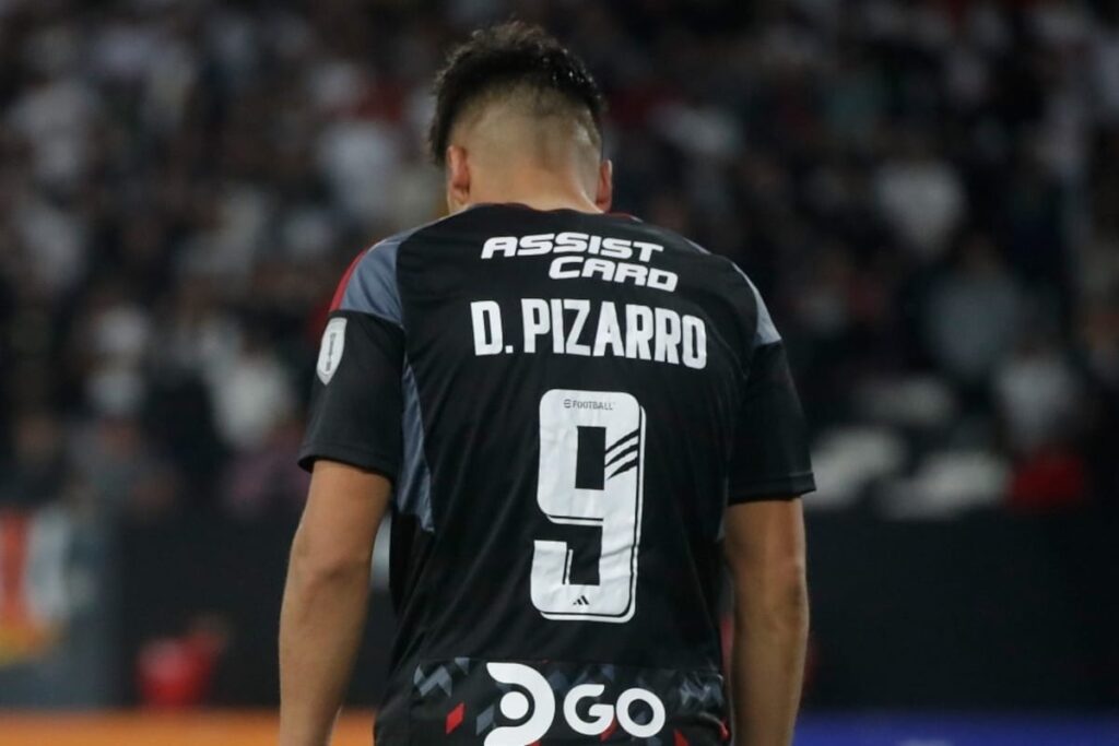 Damián Pizarro de espalda en el triunfo de Colo-Colo vs Palestino