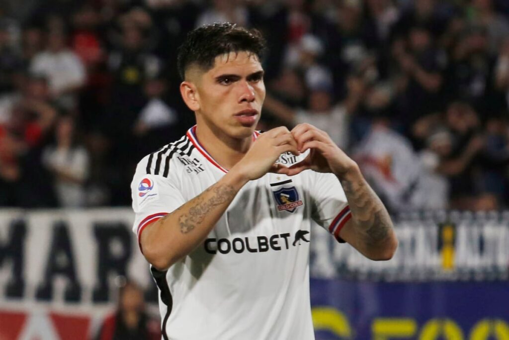 Carlos Palacios celebrando un gol con la camiseta de Colo-Colo