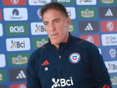 Eduardo Berizzo en un plano americano con el buzo de la Selección Chilena