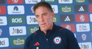 Eduardo Berizzo en un plano americano con el buzo de la Selección Chilena