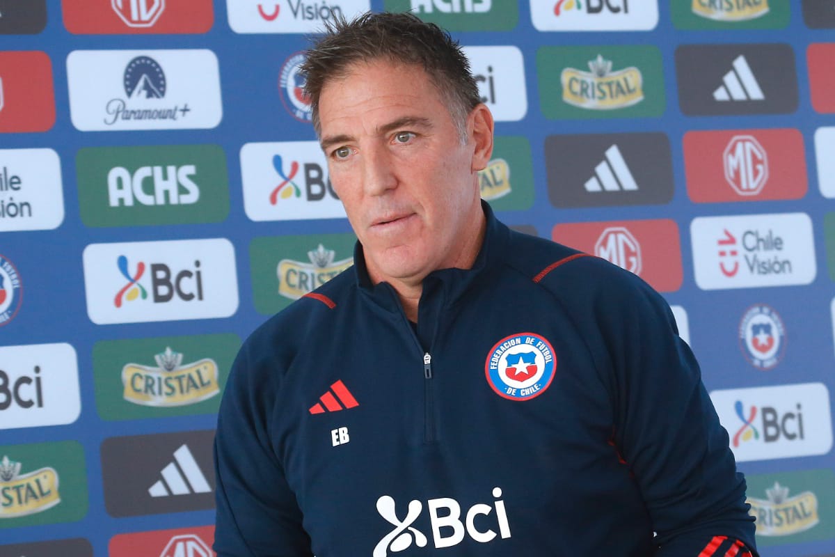 Eduardo Berizzo en un plano americano con el buzo de la Selección Chilena