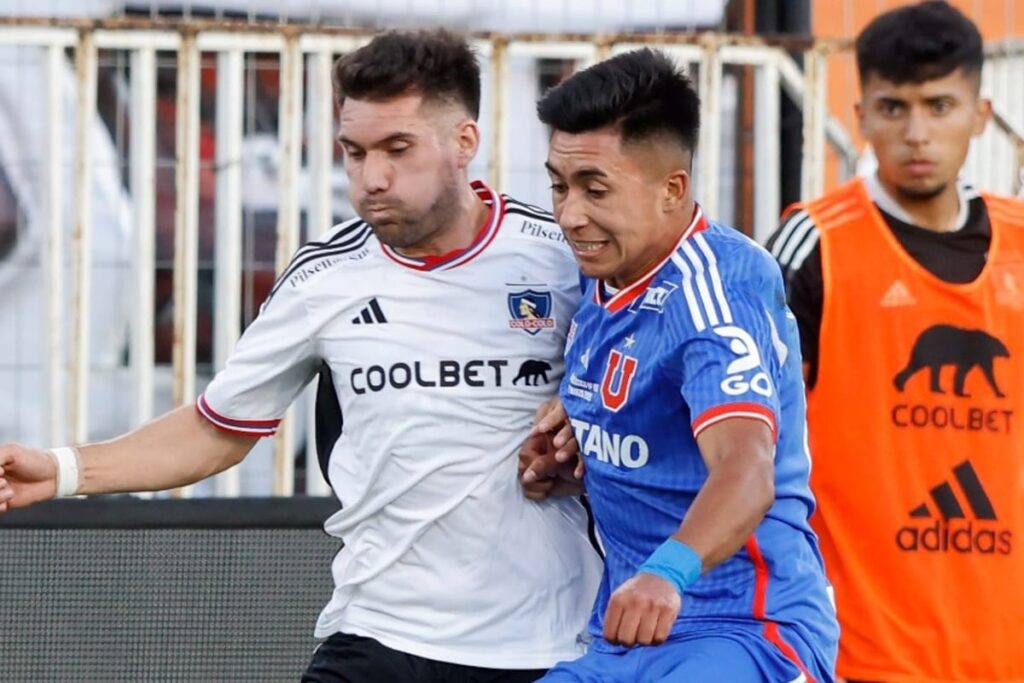 César Fuentes disputando un duelo en un partido de Colo-Colo vs Universidad de Chile