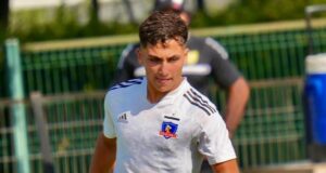 Primer plano a Enzo Romero con la camiseta de Colo-Colo