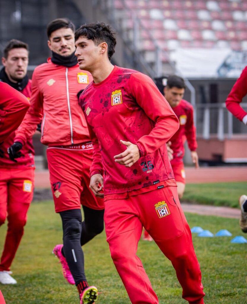 Darko Fiamengo entrenando con el plantel de Curicó Unido.