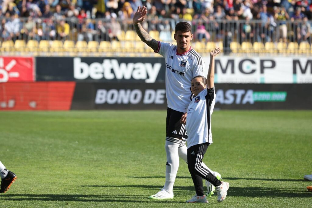 Alan Saldivia entrando a la cancha del Estadio Sausalito, para disputar el compromiso entre Colo-Colo y Everton.