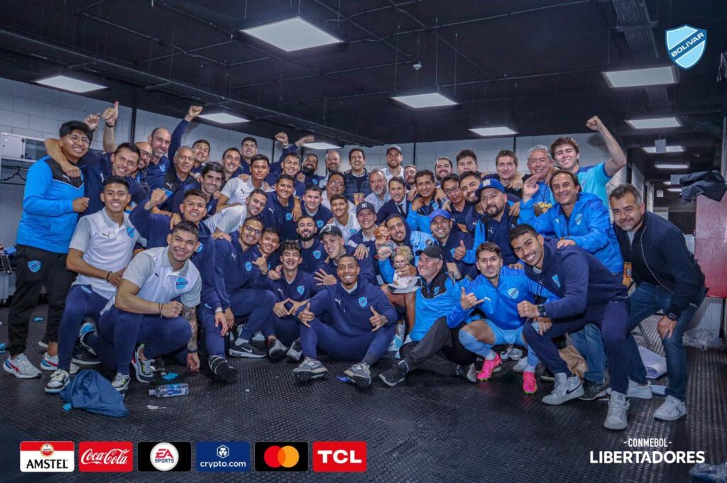 Plantel de Bolívar tras avanzar a los cuartos de final de la Copa Libertadores.