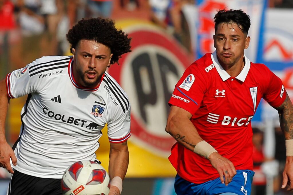 Duelo de Maximiliano Falcón y Fernando Zampedri en un duelo durante el partido de Colo-Colo vs Universidad Católica