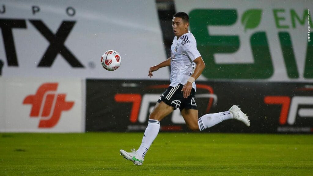 Nicolás Garrido en su debut profesional con la camiseta de Colo-Colo, en el partido frente a Ñublense.