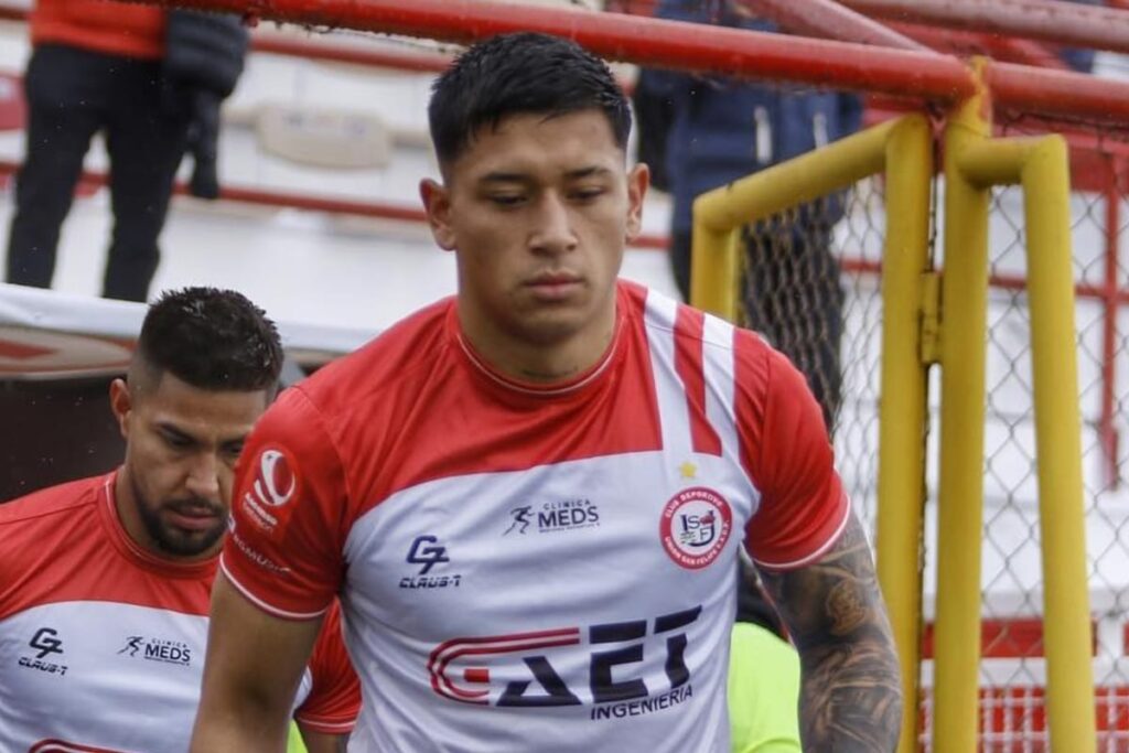 Primer plano a Nicolás Garrido mientras ingresa al terreno de juego para disputar un partido con Unión San Felipe