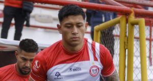 Primer plano a Nicolás Garrido mientras ingresa al terreno de juego para disputar un partido con Unión San Felipe
