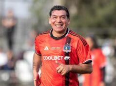 Primer plano de Francisco Huaiquipán con Colo-Colo de Todos los Tiempos.
