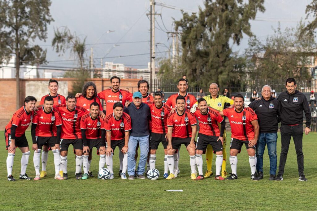 Plantel de Colo-Colo de Todos los Tiempos en el Partido de tu vida vs socios del CLub Social y Deportivo Colo-Colo