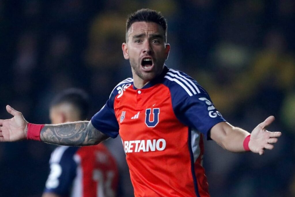 Primer plano a Matías Zaldivia con la camiseta roja de la Universidad de Chile.